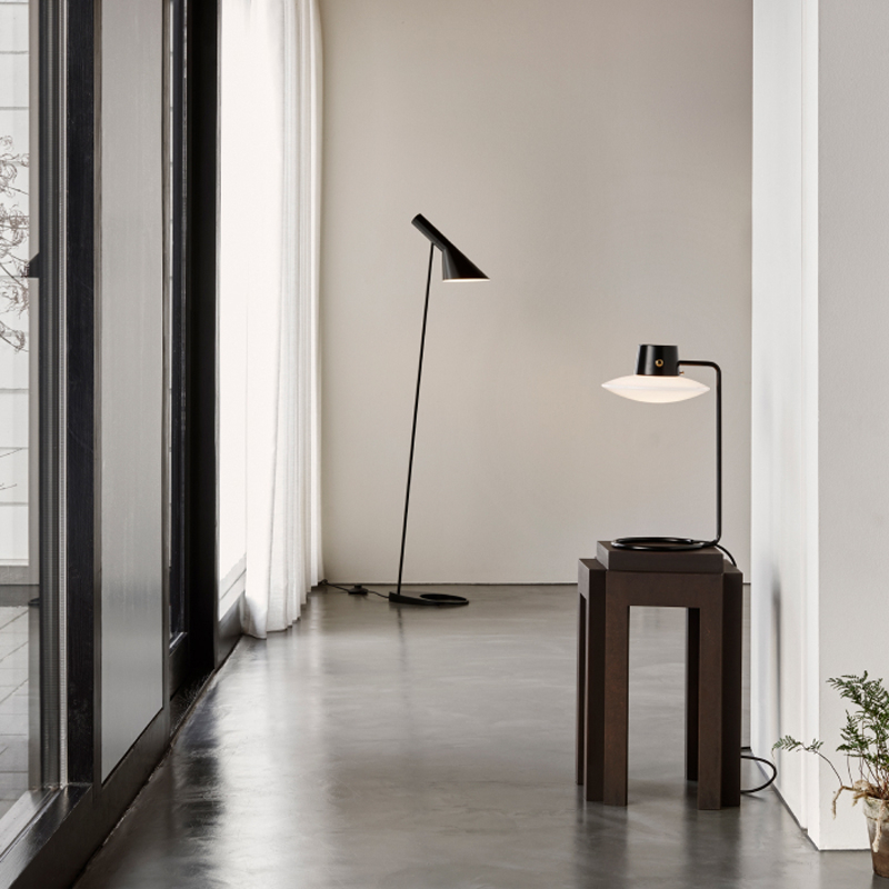 Lampe à poser AJ OXFORD H 41 Métal noir/ verre opalin LOUIS POULSEN