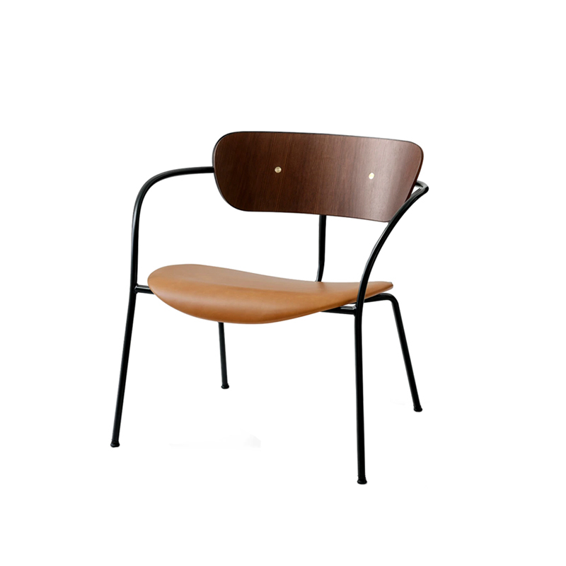 Fauteuil PAVILION AV6 Noyer, cuir Cognac, détails Laiton AND TRADITION
