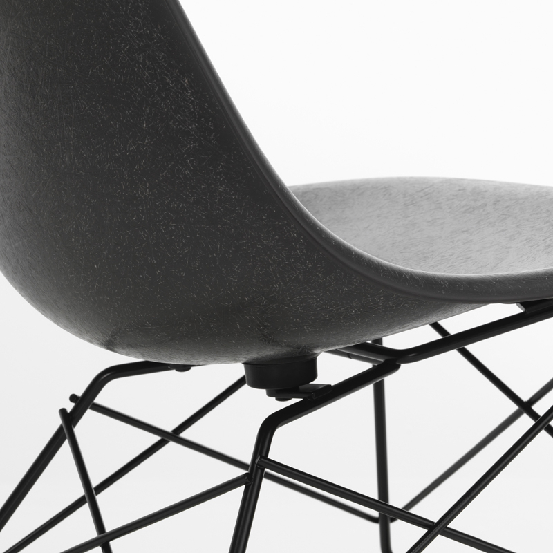 Fauteuil EAMES FIBERGLASS CHAIR LSR Gris foncé Eames/ noir finition époxy VITRA