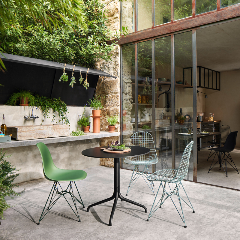 Chaise EAMES PLASTIC CHAIR DSR COLOURS Bleu de mer RE/ bleu ciel VITRA