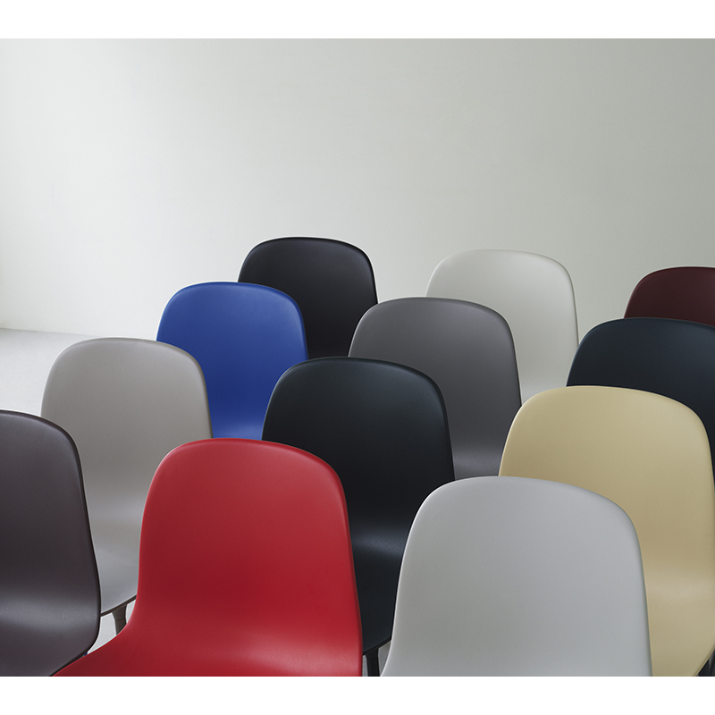 Chaise FORM CHAIR piètement chrome Rouge vif  Normann Copenhagen