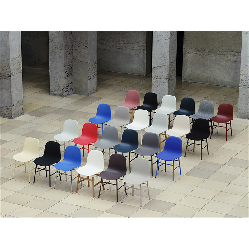 Chaise FORM CHAIR piètement chrome Rouge vif  Normann Copenhagen