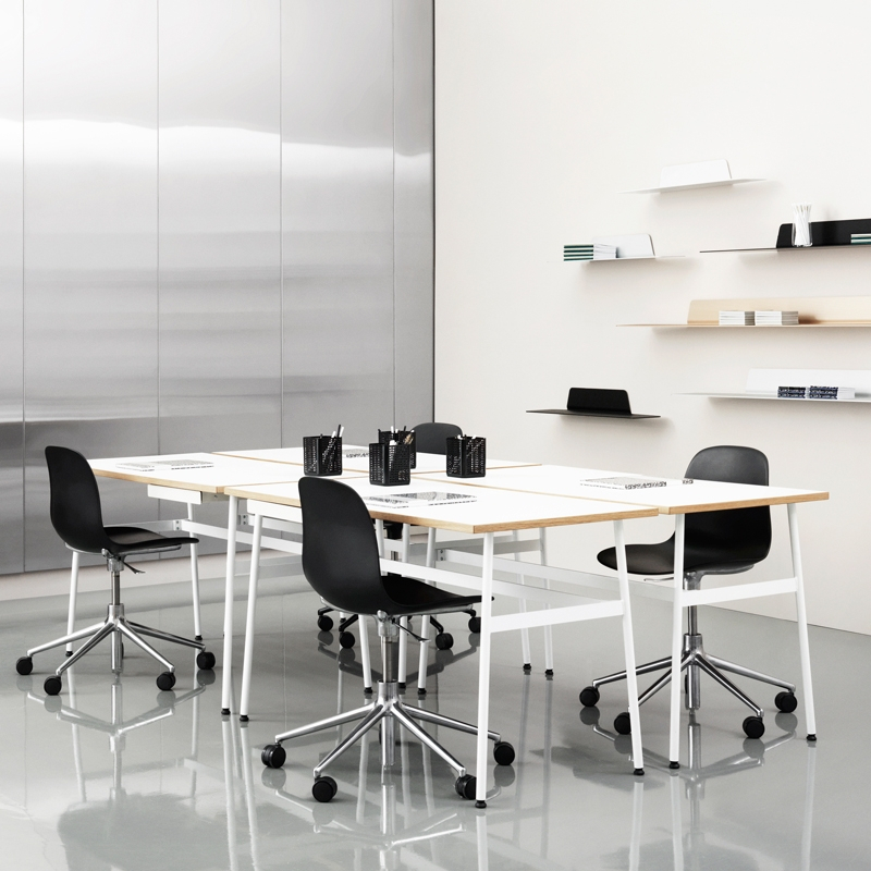 Chaise FORM CHAIR piètement à roulettes Gris Normann Copenhagen