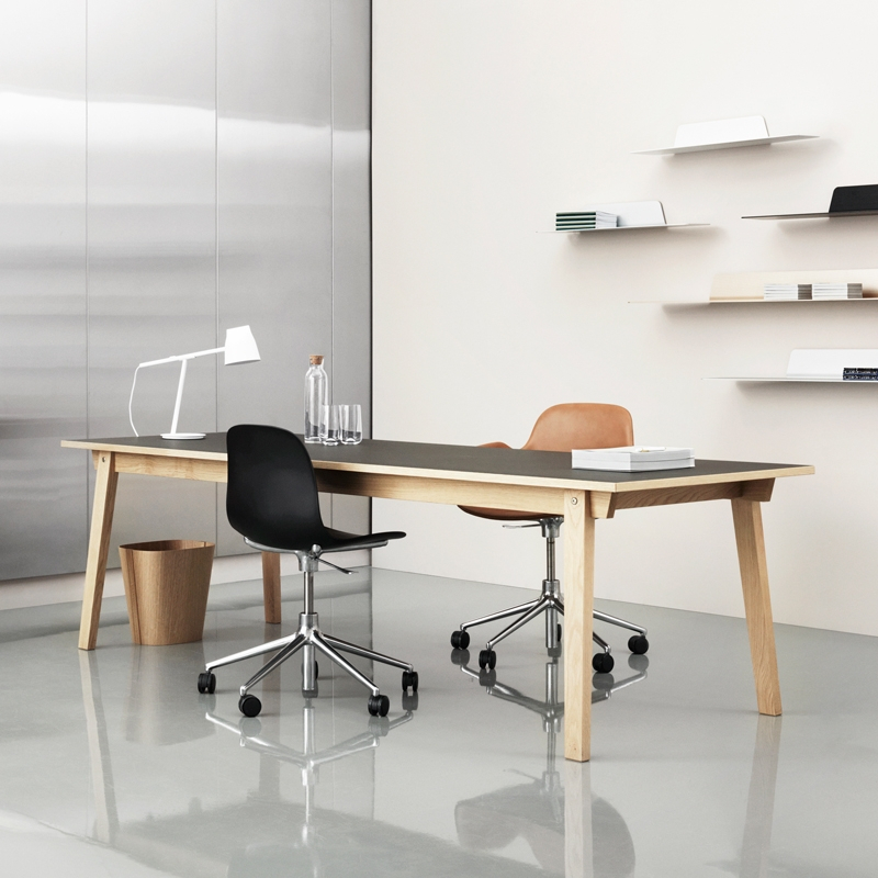 Chaise FORM CHAIR piètement à roulettes Rouge Normann Copenhagen