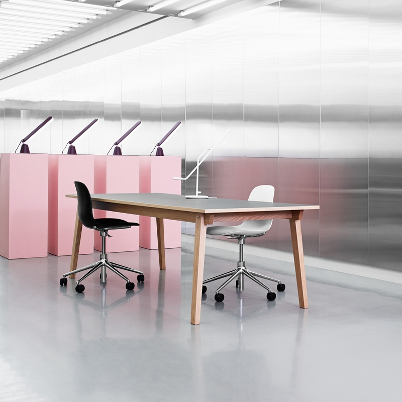 Chaise FORM CHAIR piètement à roulettes Rouge Normann Copenhagen