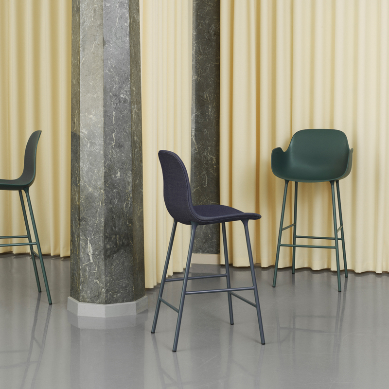 Tabouret haut FORM BAR ARMCHAIR Bleu foncé Normann Copenhagen