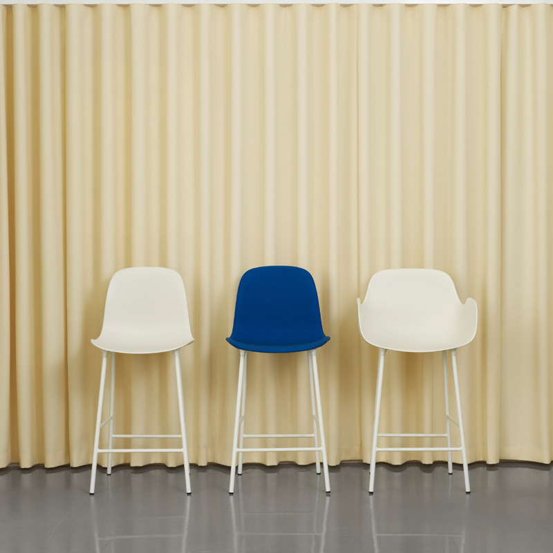 Tabouret haut FORM BAR ARMCHAIR Bleu foncé Normann Copenhagen