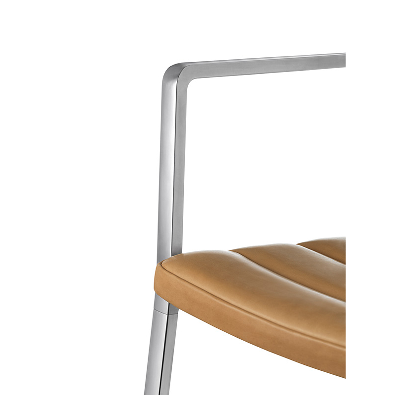 Chaise VIPP451 Cuir sable/ aluminium poli VIPP