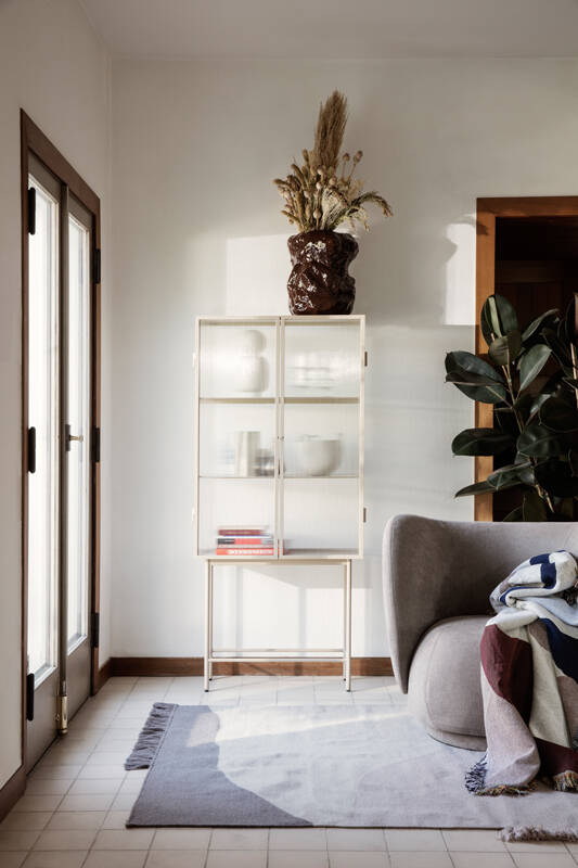 Meuble de rangement Vitrine HAZE verre cannelé Cachemire FERM LIVING