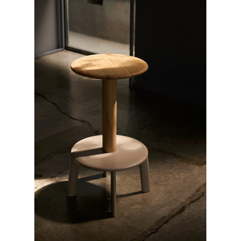 Tabouret haut MASSIF AV39 Chêne foncé/ noir AND TRADITION