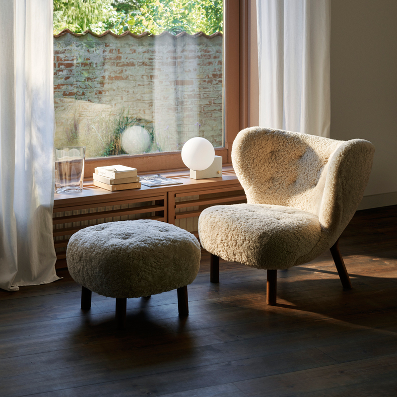 Fauteuil LITTLE PETRA VB1 & Pouf ATD1 Sheepskin Moonlight AND TRADITION