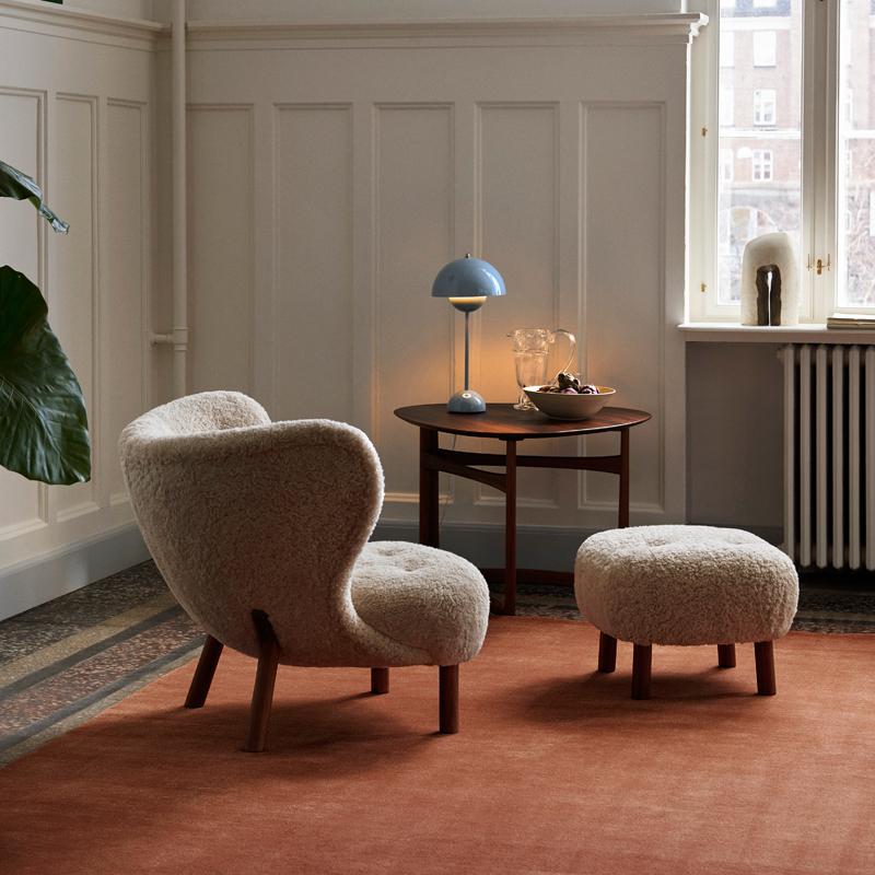 Fauteuil LITTLE PETRA VB1 & Pouf ATD1 Sheepskin Moonlight AND TRADITION