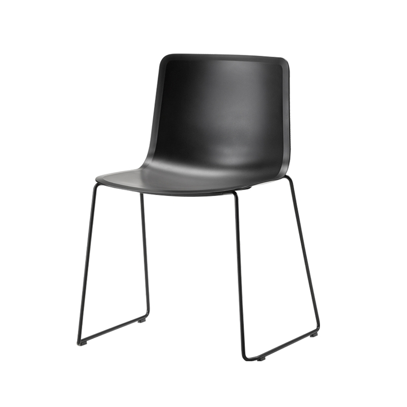 Chaise PATO pieds luge Noir FREDERICIA