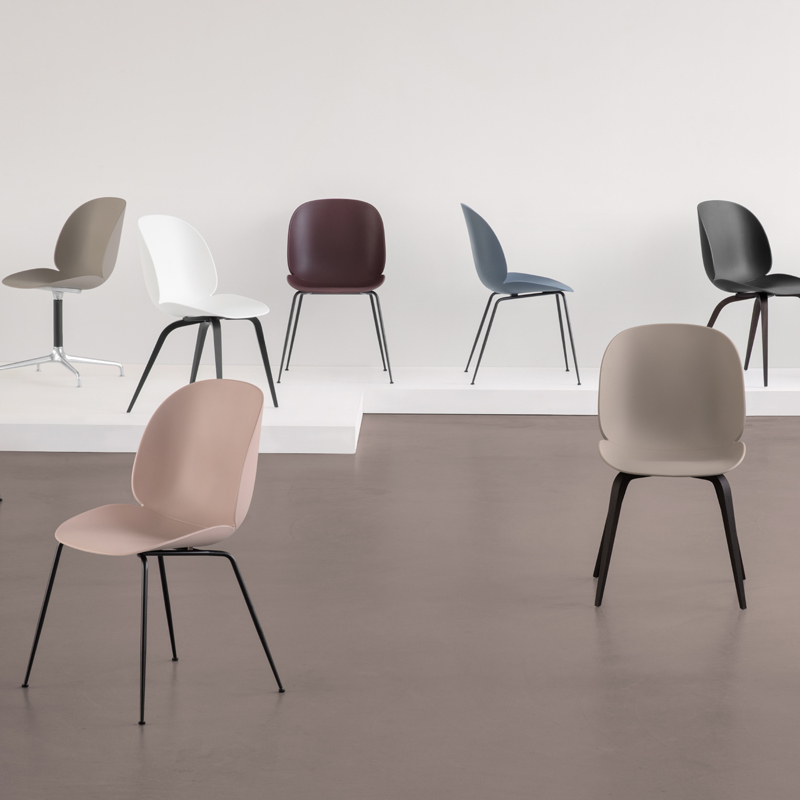 Chaise BEETLE pieds bois Noir GUBI