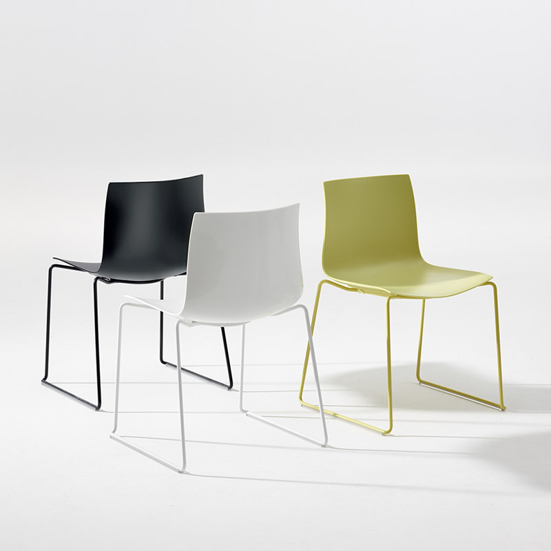Chaise CATIFA 46 piètement luge Noir ARPER