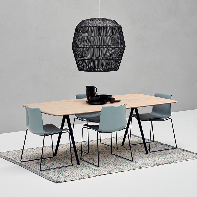 Chaise CATIFA 46 piètement luge Noir ARPER