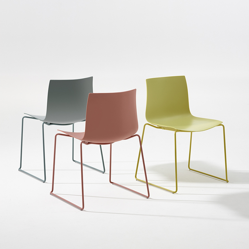 Chaise CATIFA 46 piètement luge Rose ARPER
