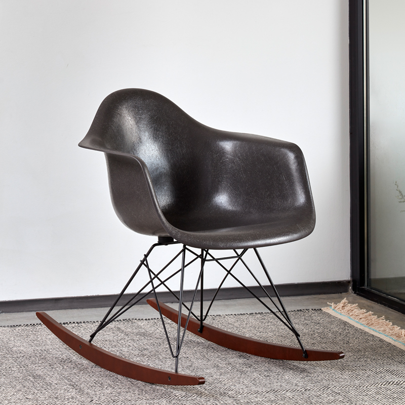 Fauteuil EAMES FIBERGLASS ARMCHAIR RAR Gris foncé Eames VITRA