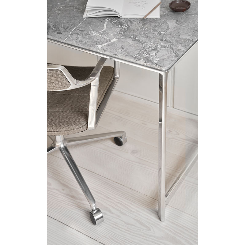 Fauteuil de bureau SWIVEL CHAIR à roulettes Tissu sable foncé / Aluminium poli VIPP