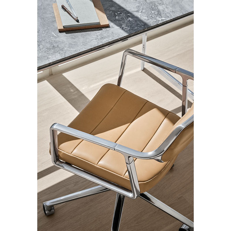 Fauteuil de bureau SWIVEL CHAIR à roulettes Cuir sable / Aluminium poli VIPP