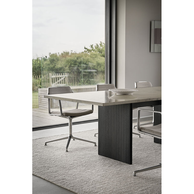 Fauteuil de bureau SWIVEL CHAIR à patins Tissu sable foncé / Aluminium poli VIPP