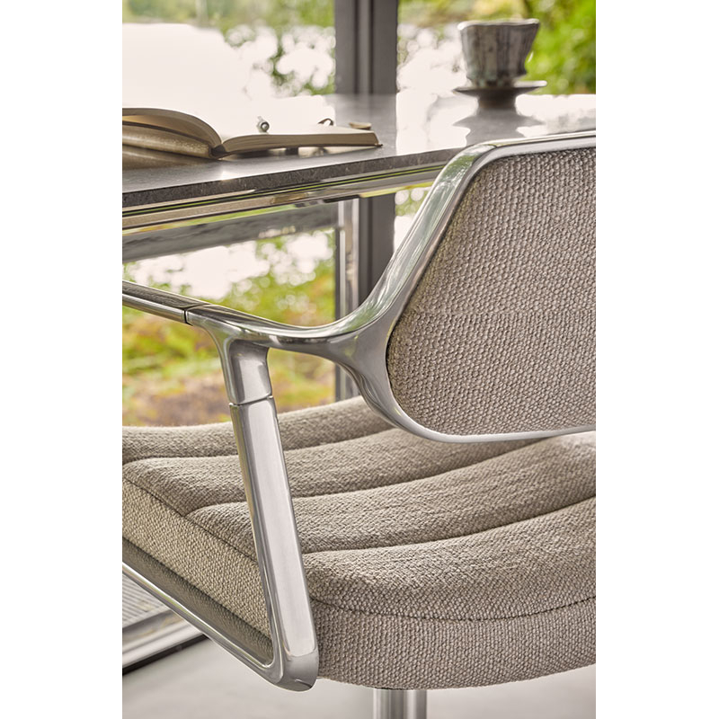 Fauteuil de bureau SWIVEL CHAIR à patins Tissu sable foncé / Aluminium poli VIPP