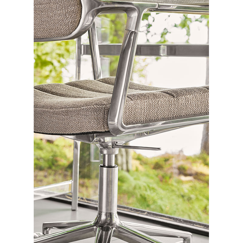 Fauteuil de bureau SWIVEL CHAIR à patins Tissu sable foncé / Aluminium poli VIPP