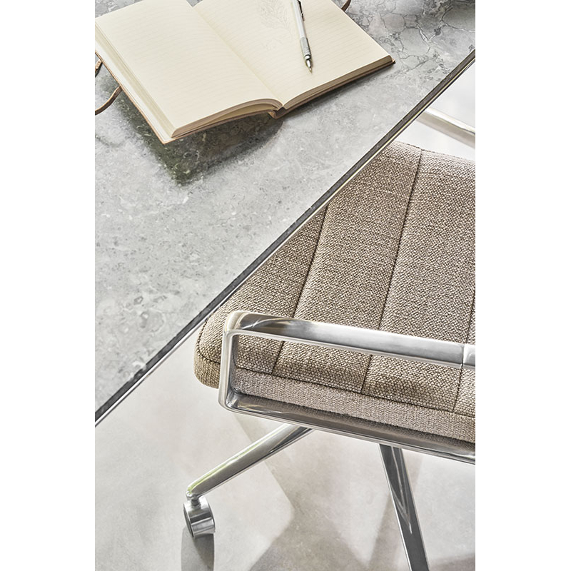 Fauteuil de bureau SWIVEL CHAIR à patins Tissu sable foncé / Aluminium poli VIPP