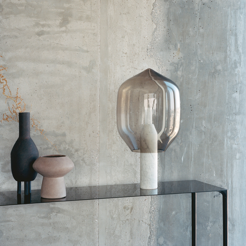 Lampe à poser LIGHTHOUSE Verre gris / Marbre blanc de Carrare  ESTABLISHED & SONS