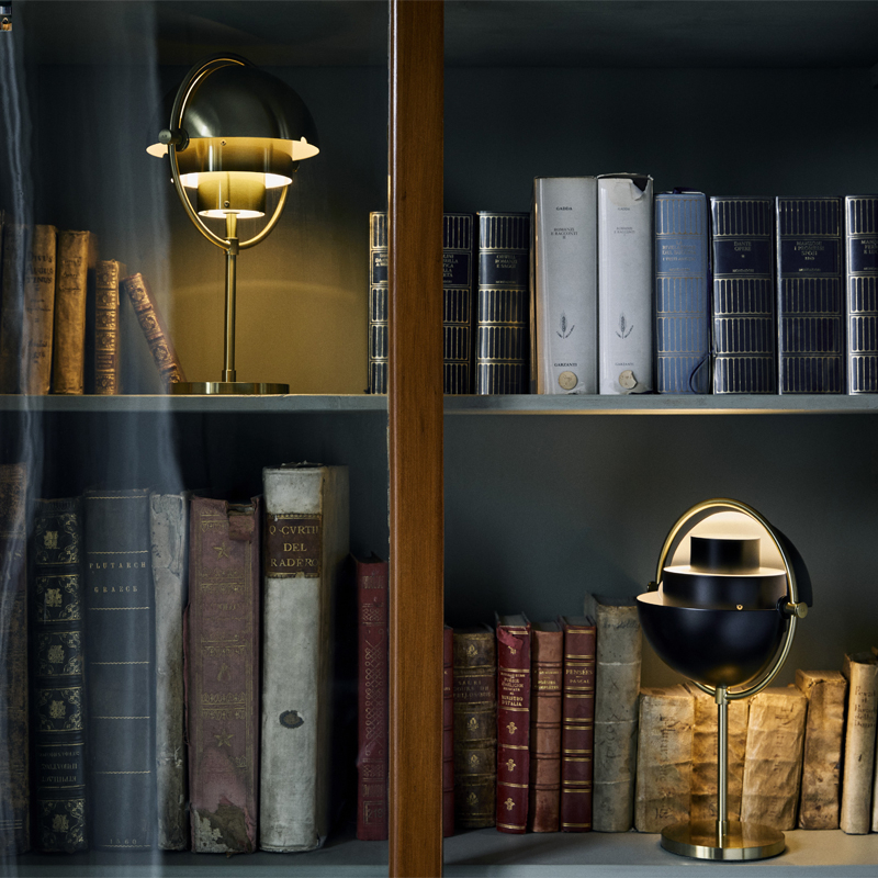 Lampe à poser MULTI-LITE Portable Laiton/ noir GUBI