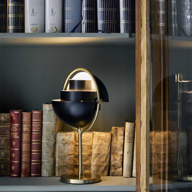 Lampe à poser MULTI-LITE Portable Laiton/ noir GUBI
