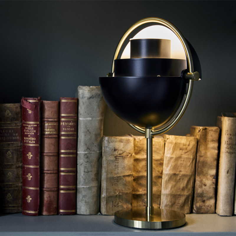 Lampe à poser MULTI-LITE Portable Laiton/ noir GUBI