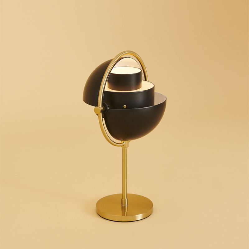 Lampe à poser MULTI-LITE Portable Laiton/ noir GUBI