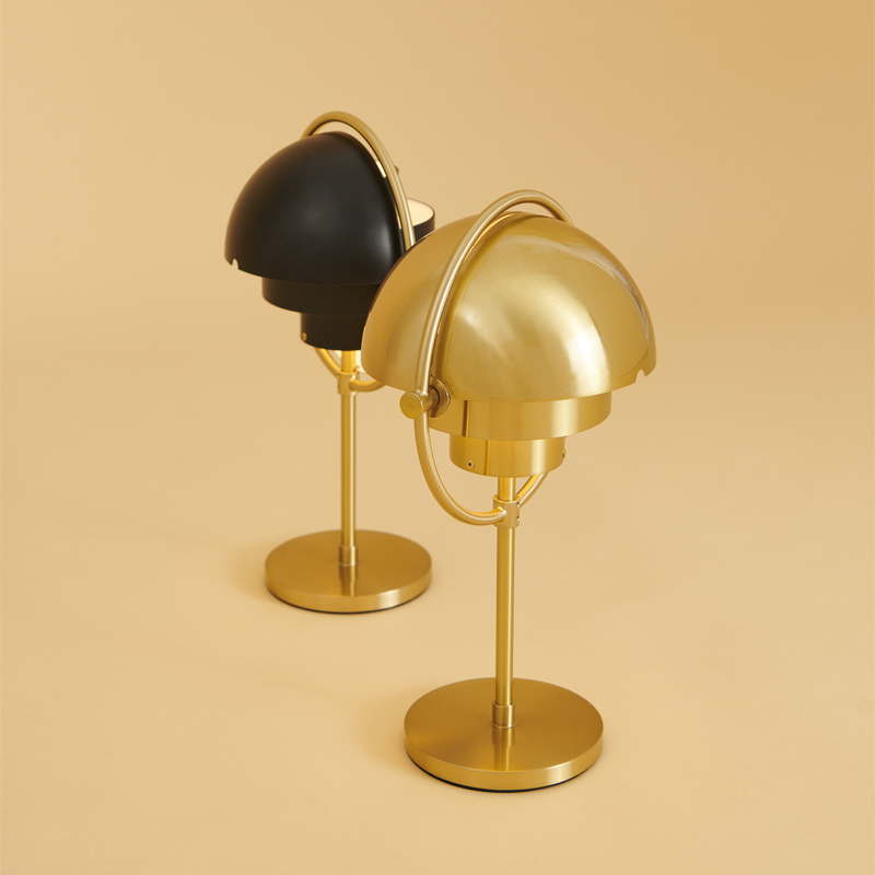 Lampe à poser MULTI-LITE Portable Laiton/ noir GUBI