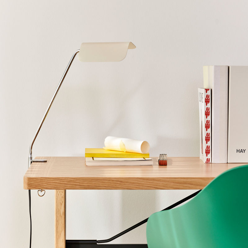 Lampe à poser APEX CLIP Blanc huître HAY