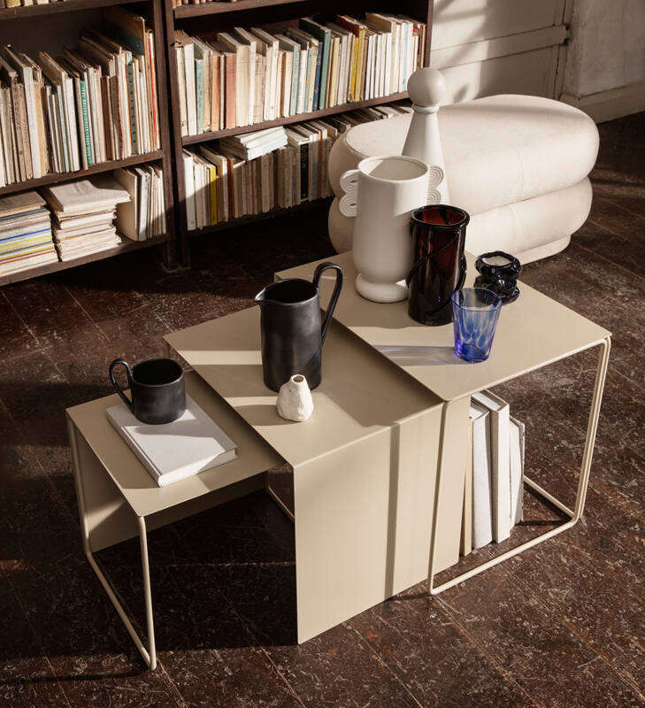 Table basse CLUSTER Set de 3 tables gigognes Gris clair FERM LIVING