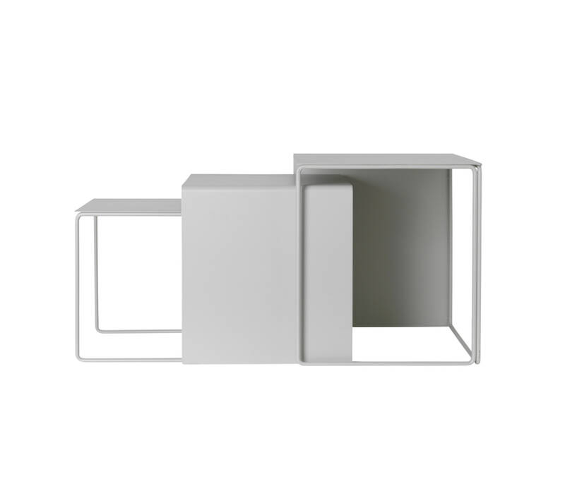 Table basse CLUSTER Set de 3 tables gigognes Gris clair FERM LIVING