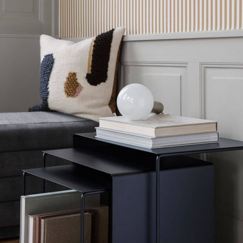Table basse CLUSTER Set de 3 tables gigognes Gris clair FERM LIVING