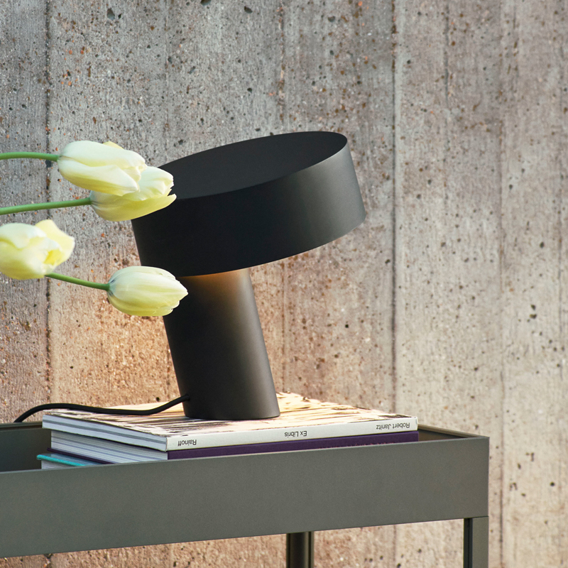 Lampe à poser SLANT Noir HAY