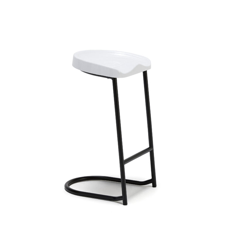 Tabouret haut HEIDI STACKING Blanc/ piètement noir ESTABLISHED & SONS