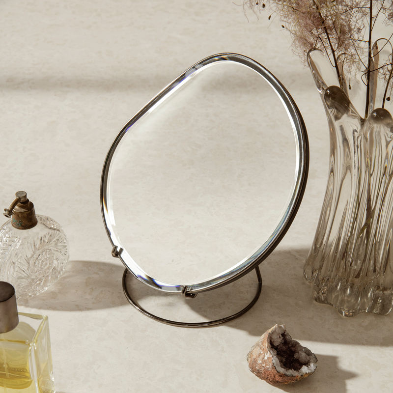 Miroir Miroir POND TABLE Chrome foncé FERM LIVING