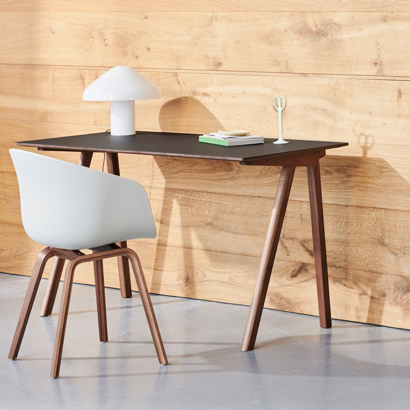 Bureau COPENHAGUE DESK 90 Lino gris foncé/ noyer vernis à base d'eau HAY