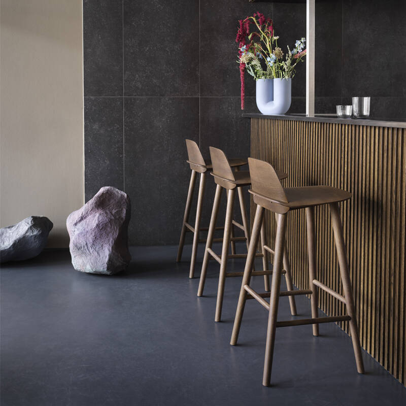 Tabouret haut NERD BARSTOOL Brun foncé MUUTO