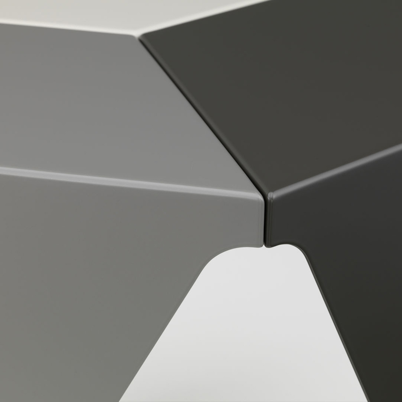Table d'appoint guéridon PRISMATIC Gris 3 tons VITRA
