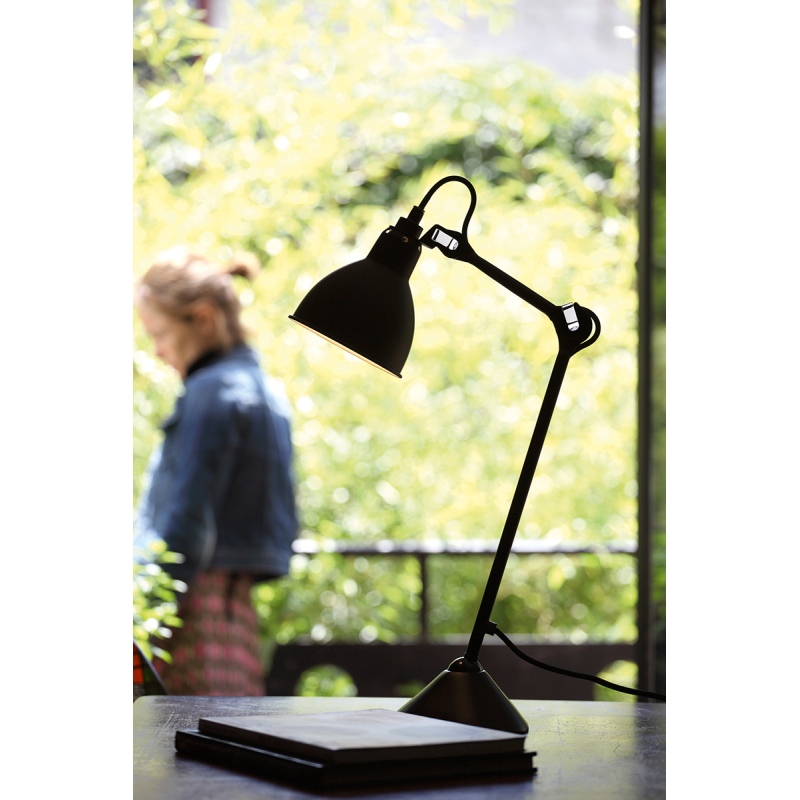Lampe à poser GRAS N°205 Noir/ intérieur cuivre DCW EDITIONS