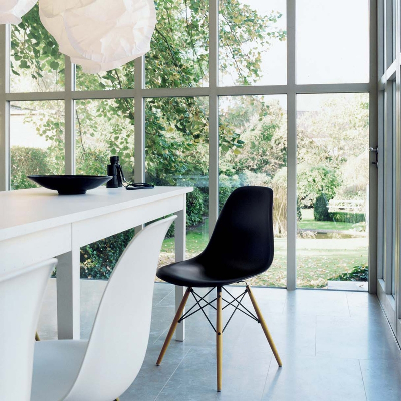 Chaise EAMES PLASTIC CHAIR DSW érable nuance de jaune Noir RE VITRA