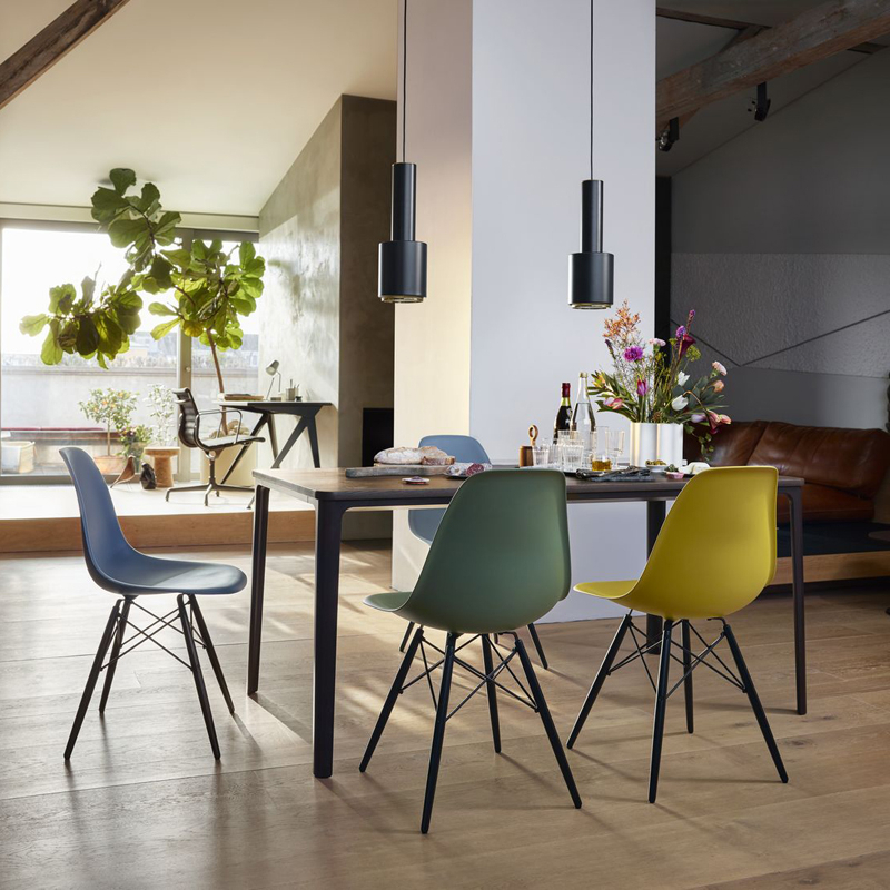 Chaise EAMES PLASTIC CHAIR DSW érable nuance de jaune Orange rouille RE VITRA