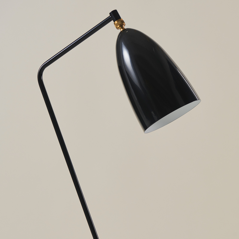 Lampadaire GRÄSHOPPA Noir brillant GUBI