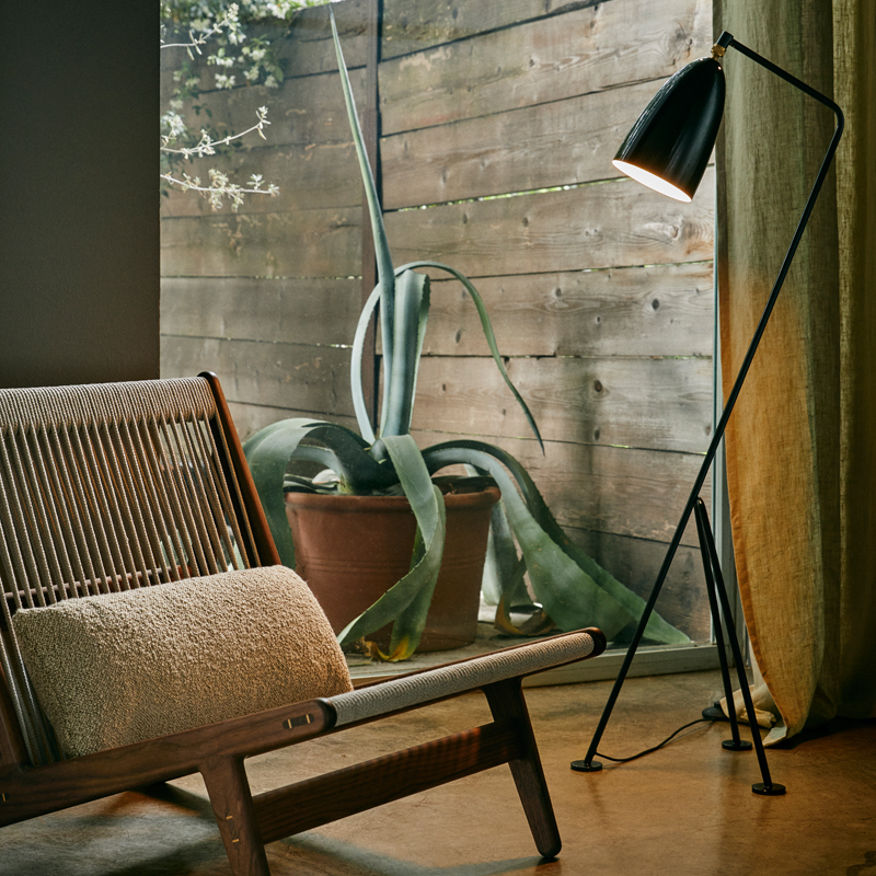 Lampadaire GRÄSHOPPA Noir brillant GUBI