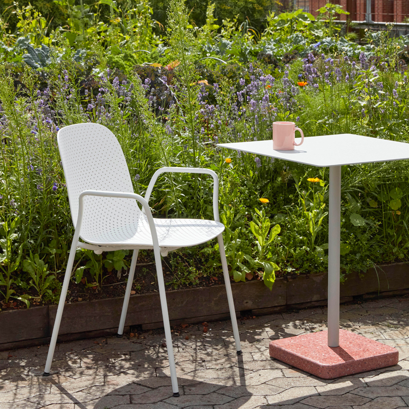 Table extérieur TERRAZZO 60x60 Gris clair/ terrazzo rouge HAY